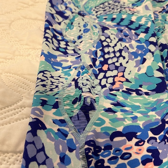 EUC Lilly Pulitzer cropped leggings.  Medium.  Beautiful blues and Perwinkles - Picture 2 of 5